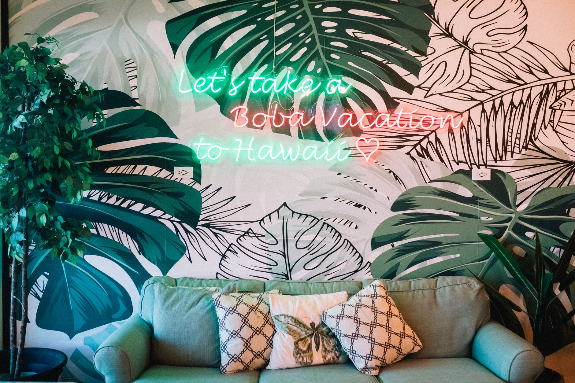 Neon Vaporwave Wohnzimmer mit Palmen Silhouette